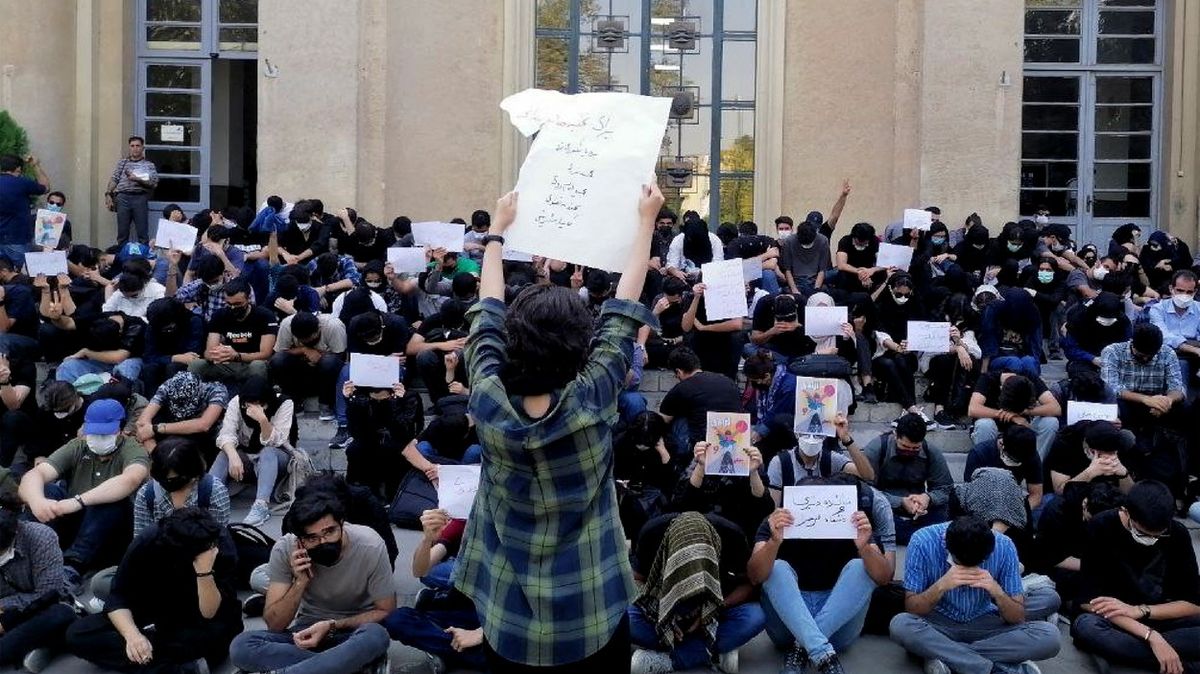 Proti protestujícím íránským studentům na univerzitách nasadila policie slzný plyn